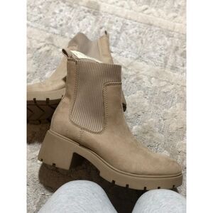 Woman's Size 11 Chunky Memory Foam Boot
